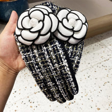 Load image into Gallery viewer, 21 White Rose Velvet Gloves
