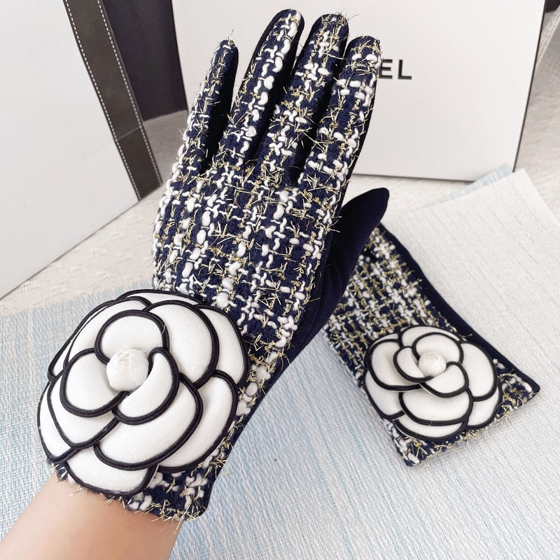21 White Rose Velvet Gloves